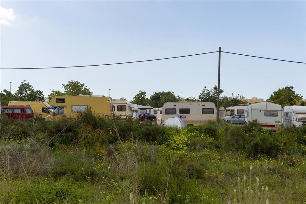 Asentamiento de autocaravanas en el aparcamiento de Es Gorg, a 1 de abril de 2025, en Ibiza