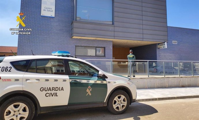Imagen de archivo de un vehículo de la Guardia Civil junto al centro de salud de Herrera de Pisuerga.