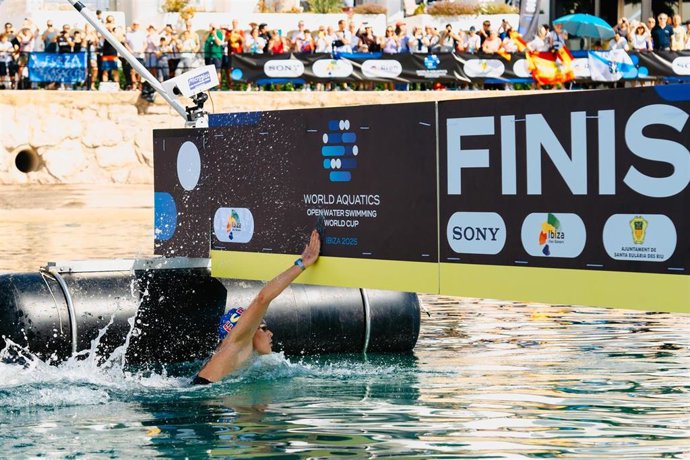 Ángela Martínez triunfa en los 10 kilómetros de la Copa del Mundo de aguas abiertas