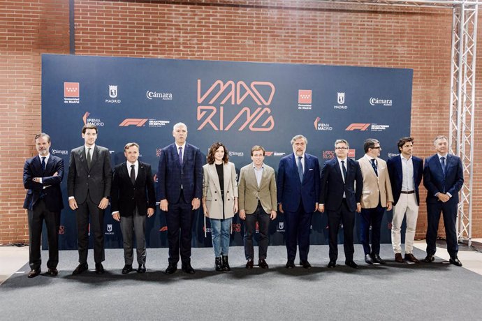La presidenta de la Comunidad de Madrid, Isabel Díaz Ayuso,  el alcalde de Madrid, José Luis Martínez Almeida, y el piloto de Fómula 1, Carlos Sainz,  durante la presentación del circuito de Fórmula 1 Madring, en IFEMA Madrid, a 25 de abril de 2025, en Ma