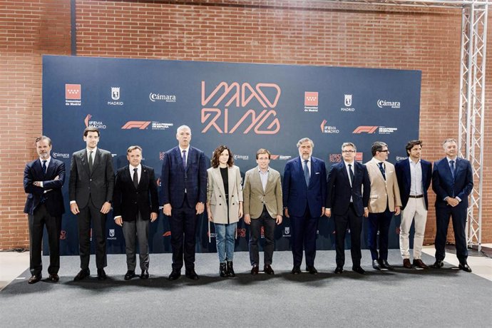 La presidenta de la Comunidad de Madrid, Isabel Díaz Ayuso,  el alcalde de Madrid, José Luis Martínez Almeida, y el piloto de Fómula 1, Carlos Sainz,  durante la presentación del circuito de F1 en IFEMA Madrid, a 25 de abril de 2025, en Madrid (España). 