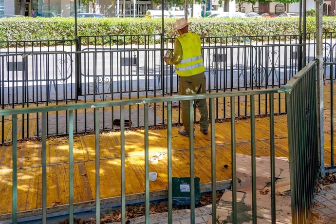 Archivo - Un trabajador en una caseta del recinto ferial realizando preparativos 