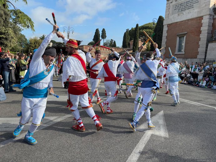 Un momento de la actuación de los Danzantes de Huesca en Roma.