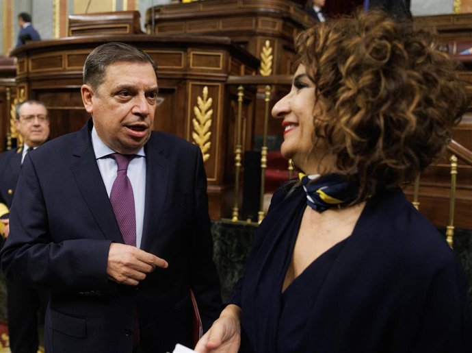 Archivo - El ministro de Agricultura, Pesca y Alimentación, Luis Planas y la ministra de Hacienda y Función Pública, María Jesús Montero, en una foto de archivo en el Congreso de los Diputados.
