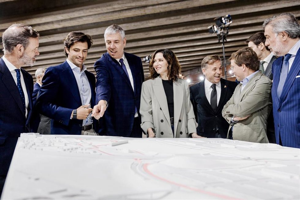 La presidenta de la Comunidad de Madrid, Isabel Díaz Ayuso,  el alcalde de Madrid, José Luis Martínez Almeida, y el piloto de Fómula 1, Carlos Sainz,  durante la presentación del circuito de Fórmula 1 Madring, en IFEMA Madrid, a 25 de abril de 2025, en 