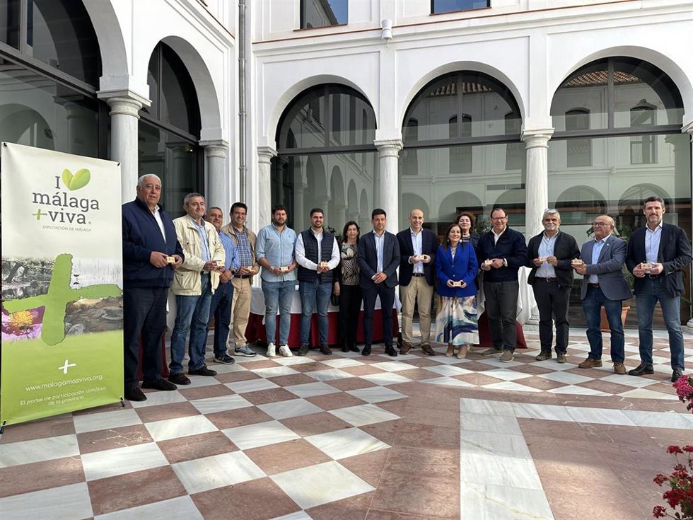 El vicepresidente de Infraestructuras y Territorio Sostenible de la Diputación, Cristóbal Ortega, entrega los planes de movilidad urbana sostenible que se han realizado para los municipios de las comarcas de Antequera y de la Sierra Norte.