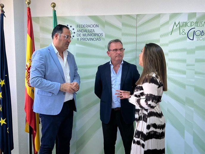 El Cuervo presenta unas jornadas para concienciar sobre el reciclaje en la sede de la FAMP.