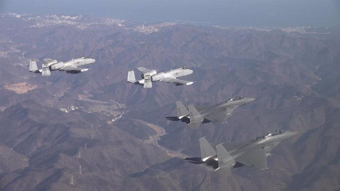 Archivo - 15 de janeiro de 2025, Seul, COREIA DO SUL: 15 de janeiro de 2025 - Seul, Coreia do Sul - Caças F-15K sul-coreanos e duas aeronaves de ataque A-10 dos EUA realizam seu primeiro exercício aéreo combinado de fogo real do ano em 15 de janeiro de 20