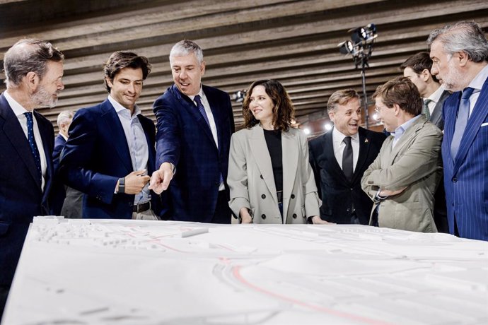 A Presidente da Comunidade de Madri, Isabel Díaz Ayuso, o Prefeito de Madri, José Luis Martínez Almeida, e o piloto de Fórmula 1, Carlos Sainz, durante a apresentação do circuito de Fórmula 1 Madring, na IFEMA Madri, em 25 de abril de 2025, em Madri.