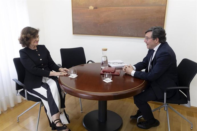 La presidenta del Consejo de Estado, Carmen Calvo, y el presidente del Consejo Consultivo de La Rioja, José Ignacio Pérez Sáenz, durante su visita institucional al organismo, a 25 de abril de 2025, en Logroño