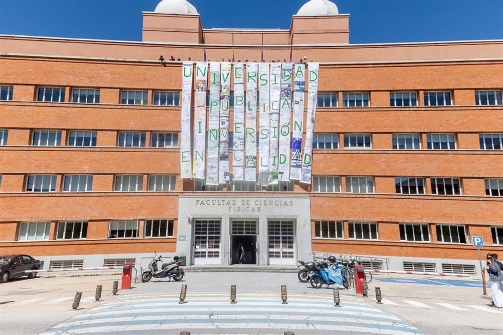 Un mural cuelga de la fachada de la Facultad de Físicas de la Universidad Complutense de Madrid, a 23 de abril de 2025, en Madrid (España). Varios profesores y alumnos han desplegado un mural en la fachada de la facultad de Ciencias Físicas de la Univer