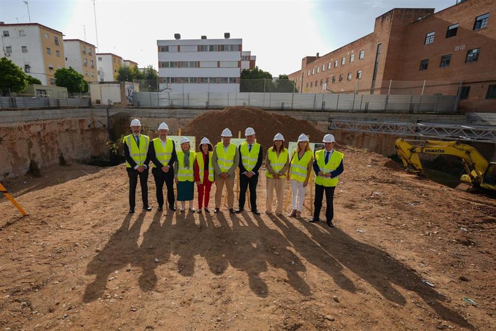 El alcalde visita los suelos del futuro nuevo centro deportivo