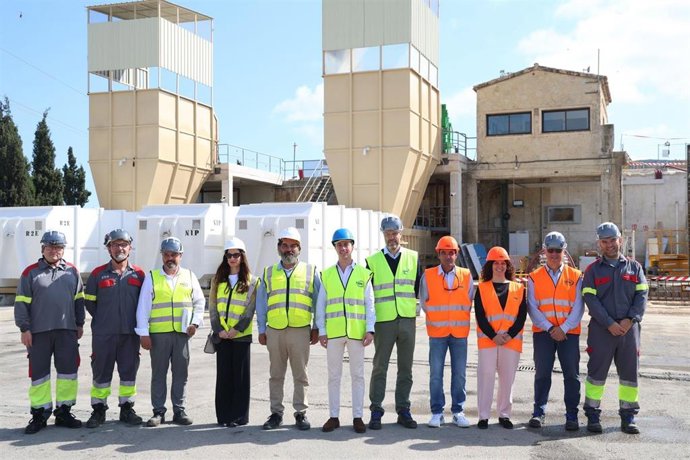El presidente del Consell de Mallorca, Llorenç Galmés, y el vicepresidente segundo y conseller insular de Medio Ambiente, Medio Rural y Deportes, Pedro Bestard, visitan las obras de modificación de la estación de transferencia Nord de Alcúdia