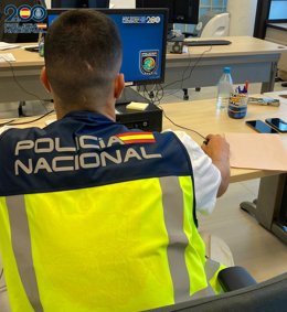 Agente de Policía Nacional en el aeropuerto de Ibiza