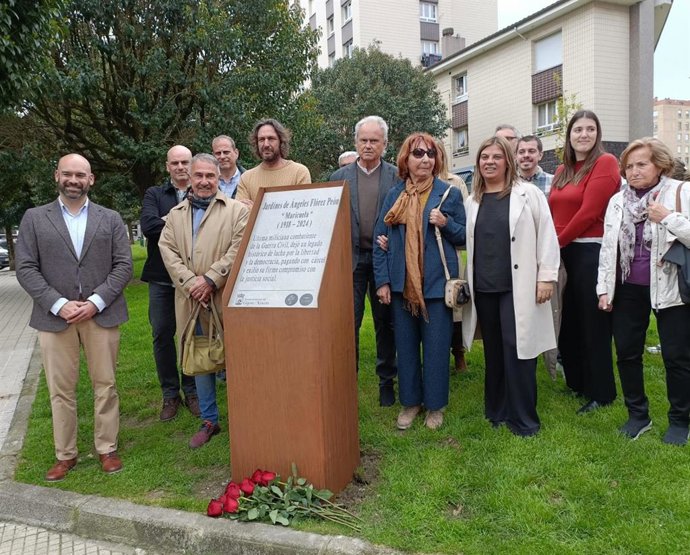Descubrimiento del monolito que da el nombre de la histórica militante socialista María de los Ángeles Flórez Peón 'Maricuela' a unos jardines en Gijón.