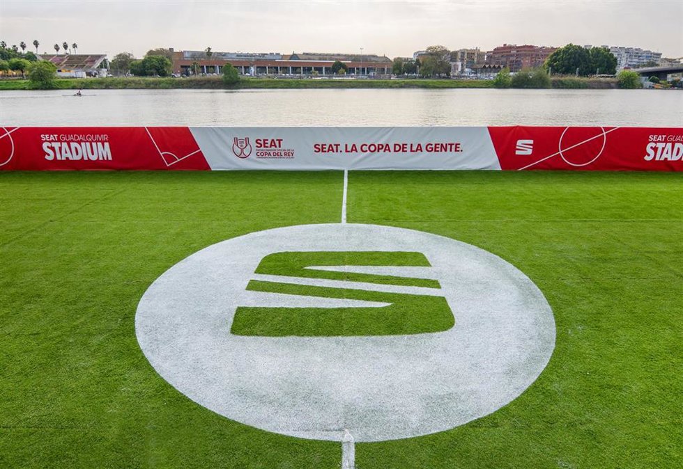 Archivo - SEAT instala un campo de fútbol en el Guadalquivir con motivo de la final de la Copa del Rey en Sevilla.