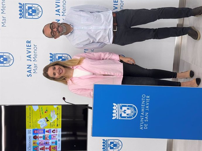La concejala de Derechos Sociales y Familia y Voluntariado del Ayuntamiento de San Javier, María del Mar Pérez y el concejal de Cultura, David Martínez, presentan las ferias