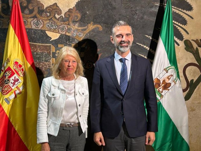 El consejero de Agricultura, Pesca, Agua y Desarrollo Rural, Ramón Fernández-Pacheco, y la alcaldesa de Marbella (Málaga), Ángeles Muñoz.