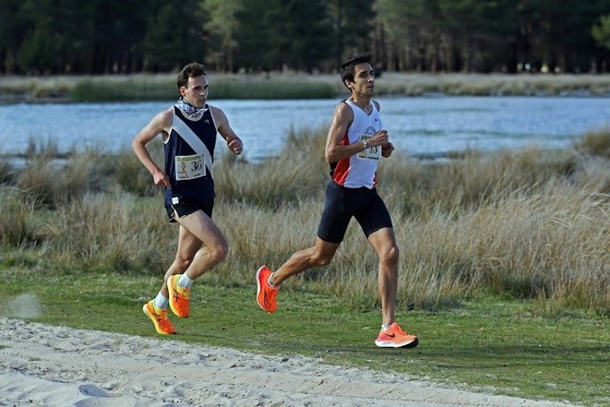 Dos corredores en una edición previa de 'Carralagunas' en el humedal de Cantalejo.