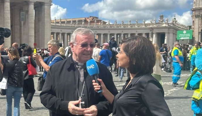 El obispo de Mallorca, Sebastià Taltavull, en la Plaza de San Pedro.