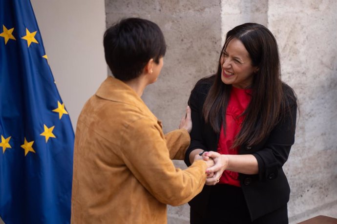 L'alcaldessa de Catarroja, Lorena Silvent (d), i la ministra d'Habitatge i Agenda Urbana, Isabel Rodríguez (i), durant una trobada amb els alcaldes i alcaldesses dels municipis afectats per la dana a València.