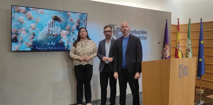 Félix Romero (centro), entre la edil de Turismo de Cañete, Rocío Castillo, y Eduardo Lucena (dcha.), en la presentación del Festival 'Calles en Flor'.