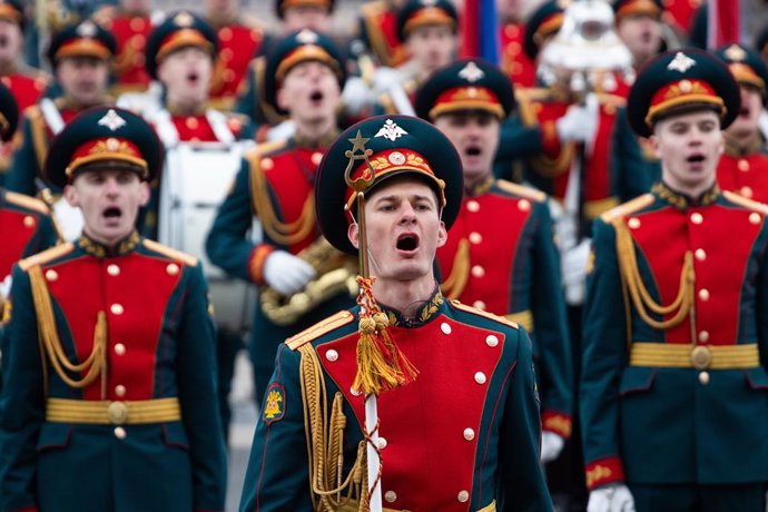 Archivo - Arquivo - 5 de maio de 2024, São Petersburgo, Rússia: Militares russos dos esquadrões de desfile durante o ensaio geral do Desfile da Vitória na Praça do Palácio. A Rússia celebrará o Dia da Vitória na Grande Guerra Patriótica pela 79ª vez. O de