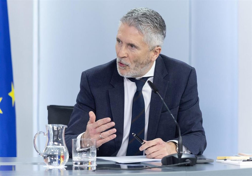 El ministro del Interior, Fernando Grande-Marlaska, durante una rueda de prensa posterior a la reunión del Consejo de Ministros, en el Palacio de La Moncloa, a 1 de abril de 2025, en Madrid (España). 