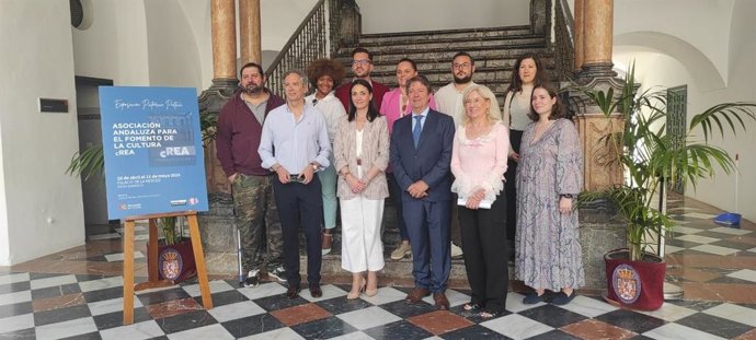 Marta Siles (2ª izda., delante), junto a Francisco Arroyo (izda., delante) en la presentación de la exposición pictórica y poética del colectivo cultural andaluz cREA.