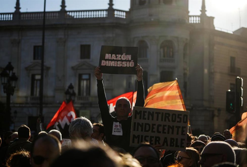 Decenas de personas durante la sexta manifestación ciudadana con el lema 'Mazón dimissió', en la Plaza del Ayuntamiento de Valncia