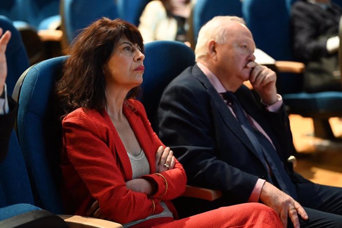 La ministra de Igualdad, Ana Redondo, y el secretario general adjunto para la Alianza de Civilizaciones (UNAOC) y ex ministro de Asuntos Exteriores, Miguel Ángel Moratinos, durante una mesa redonda en Gernika.