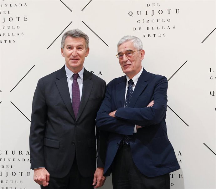 El presidente del Partido Popular, Alberto Núñez Feijóo (I), posa junto al presidente del Círculo de Bellas Artes de Madrid,  Juan Miguel Hernández León (D), y participa en la XXIX Lectura Continuada de El Quijote, en el Círculo de Bellas Artes, a 25 de a