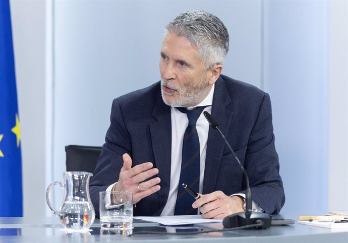 O Ministro do Interior, Fernando Grande-Marlaska, durante uma coletiva de imprensa após a reunião do Conselho de Ministros, no Palácio La Moncloa, em 1º de abril de 2025, em Madri (Espanha).