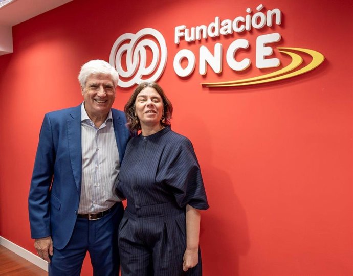 La secretaria general de la Fundación ONCE y vicepresidenta ejecutiva de Inserta Empleo, Virginia Carcedo, y el presidente de la Fundación LaLiga, Clemente Villaverde