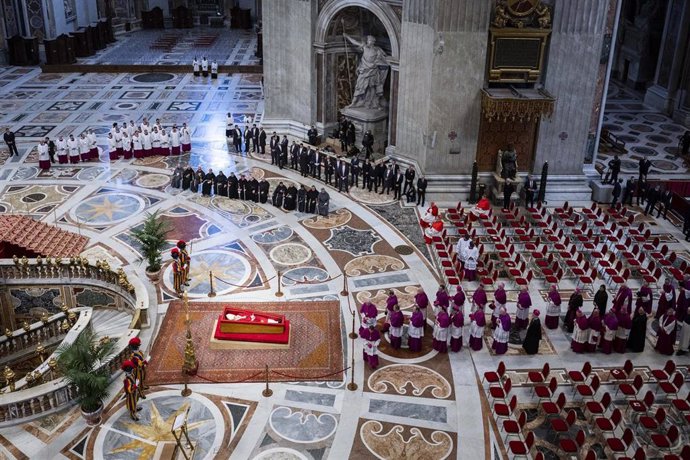Llegada del féretro del Papa Francisco I a la Basílica de San Pedro, a 23 de abril de 2025, en Ciudad del Vaticano. 