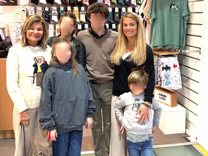 Cari Lapique, su hija Carla Goyanes y sus nietos Pedro, MiniCari y Beltrán, en el aeropuerto rumbo a París
