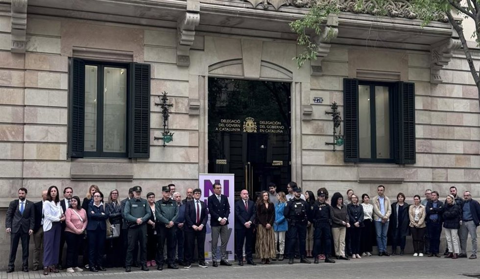 Minuto de silencio en la delegación del Gobierno en Catalunya por el asesinato machista en Huelva