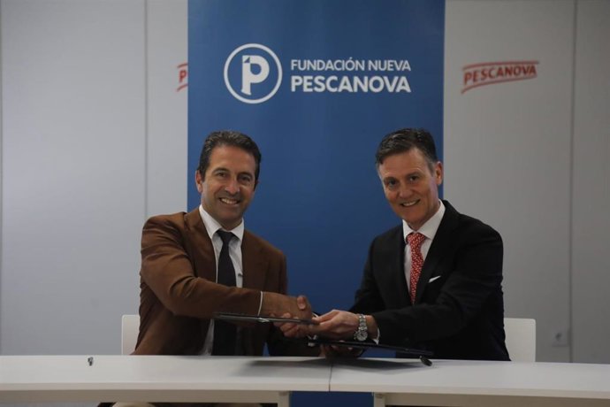 El conselleiro do Mar, Alfonso Villares, y el presidente de la Fundación Nueva Pescanova, José María Benavent.