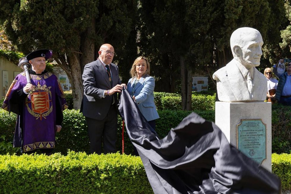 El alcalde de Valladolid, Jesús Julio Carnero, descubre la placa instalada en el busto de Narciso Alonso Cortés en el jardín de la Casa de Zorrilla.