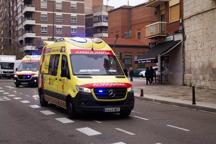 Archivo - Imagen de archivo de una ambulancia.