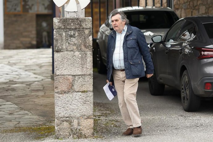 Un grupo de más de 30 trabajadores continúa a las puertas de la factoría Sargadelos, sin acceder a sus puestos de trabajo, a 8 de abril de 2025, en Cervo, Lugo, Galicia (España). A pesar del acuerdo alcanzado a última hora de ayer lunes entre la fábrica d