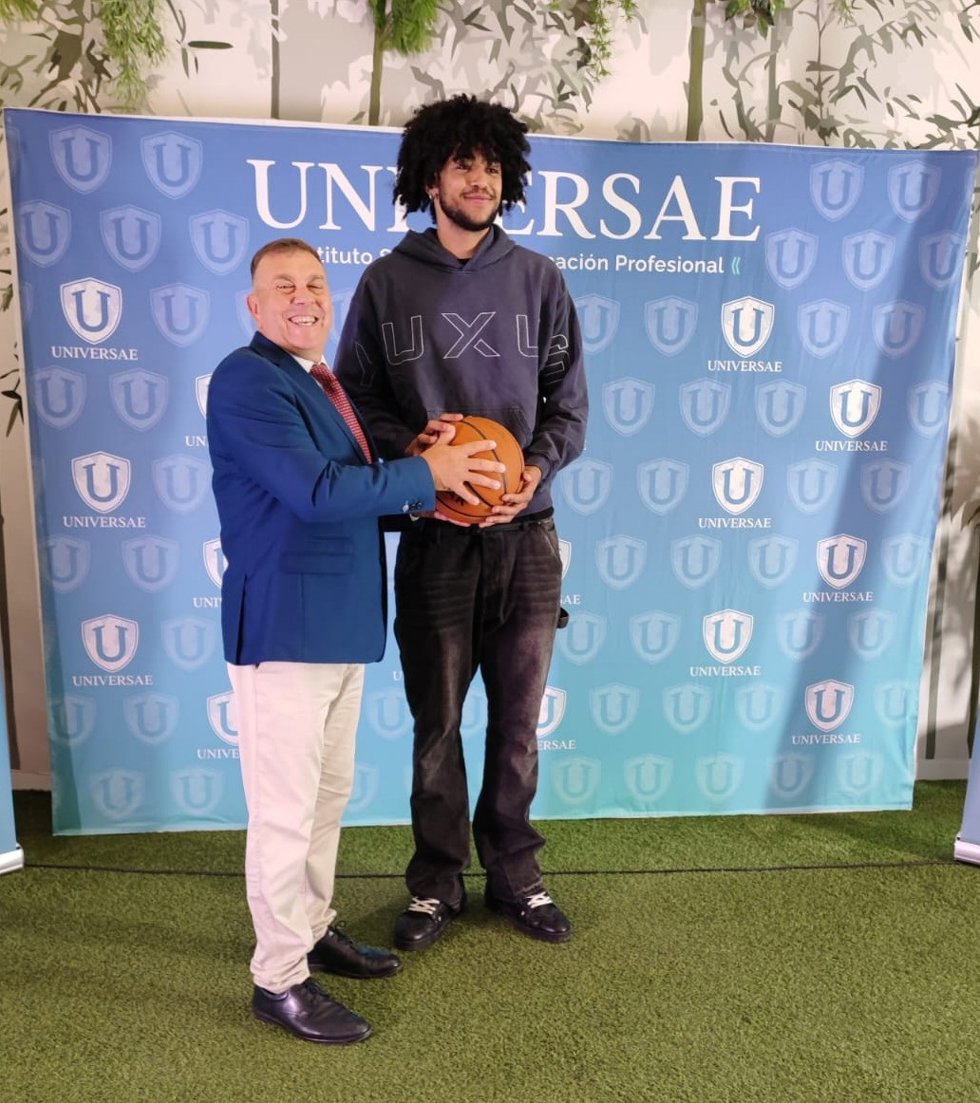 Izan Almansa en las instalaciones de UNIVERSAE en Murcia