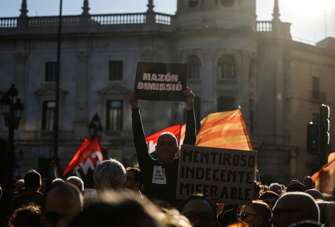 Desenes de persones durant la sisena manifestació ciutadana amb el lema 'Mazón dimissió', en la Plaça de l'Ajuntament de València