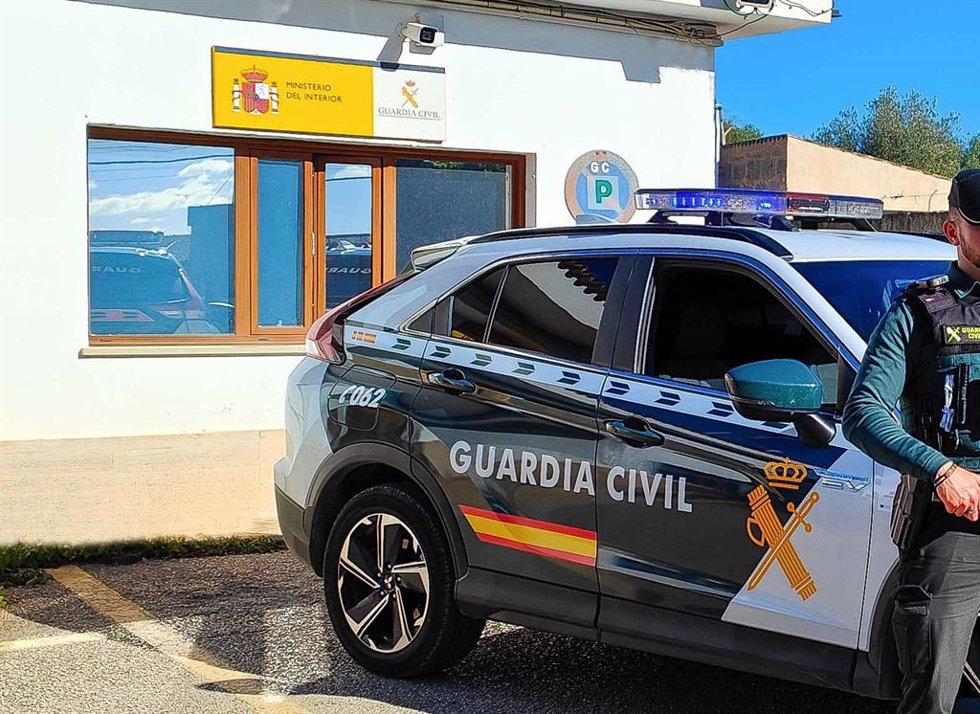 Archivo - Guardia Civil. Vehículo. Agente. Recurso