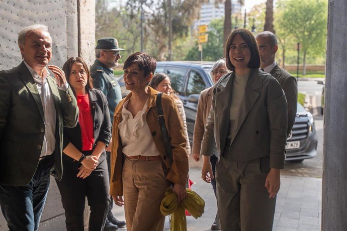 La ministra de Vivienda y Agenda Urbana, Isabel Rodríguez (i) y la ministra de Ciencia e Innovación, Diana Morant (d), llegan a un encuentro con los alcaldes y alcaldesas de los municipios afectados por la DANA, en València.