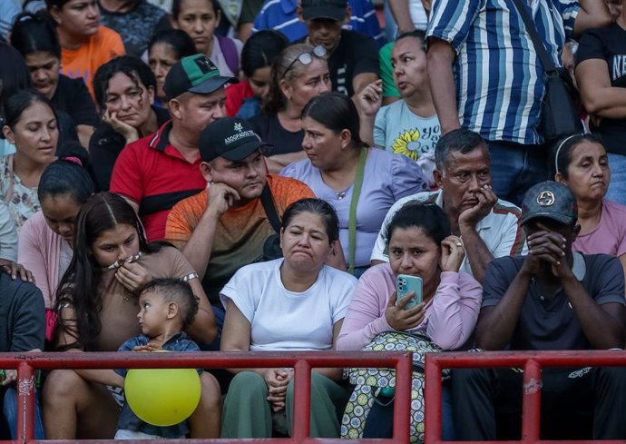 Archivo - CUCUTA, Jan. 24, 2025  -- This photo provided by COLPRENSA on Jan. 22, 2025 shows displaced people at the General Santander Stadium in Cucuta, Colombia.   Colombia's Attorney General's Office on Wednesday reactivated arrest warrants for 31 leade