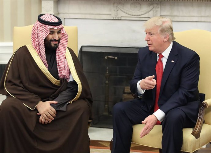Archivo - 14 de março de 2017 - Washington, Distrito de Columbia, Estados Unidos da América - O presidente dos Estados Unidos, Donald Trump (R), se reúne com Mohammed bin Salman, vice-príncipe herdeiro e ministro da Defesa do Reino da Arábia Saudita, no S