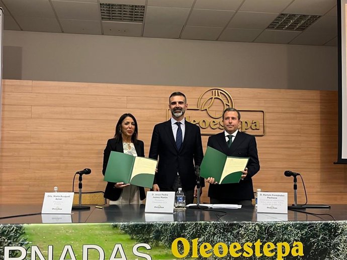 El consejero de Agricultura, Pesca, Agua y Desarrollo Rural, Ramón Fernández- Pacheco, la presidenta del Ifapa, Marta Bosquet, y el presidente de cooperativa de segundo grado Oleoestepa, Jesús Pedro Juárez.