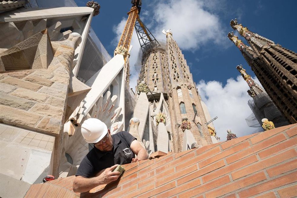 Archivo - El director general de la Junta Constructora, Xavier Martínez, y el arquitecto director de la Sagrada Familia, Jordi Faulí, presentan las previsiones de obra en la Sagrada Familia, a 19 de septiembre de 2024, en Barcelona (España).