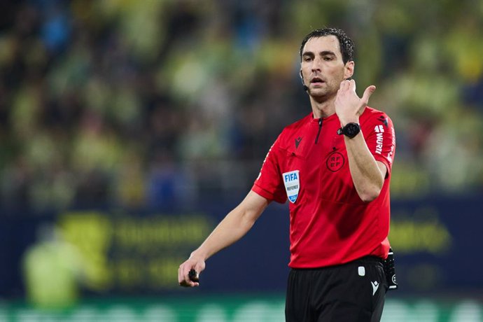 Archivo - Ricardo de Burgos Bengoetxea, árbitro, gesticula durante a partida de futebol do Campeonato Espanhol, La Liga EA Sports, disputada entre Cádiz CF e Real Betis no estádio Nuevo Mirandilla em 9 de fevereiro de 2024, em Cádiz, Espanha.